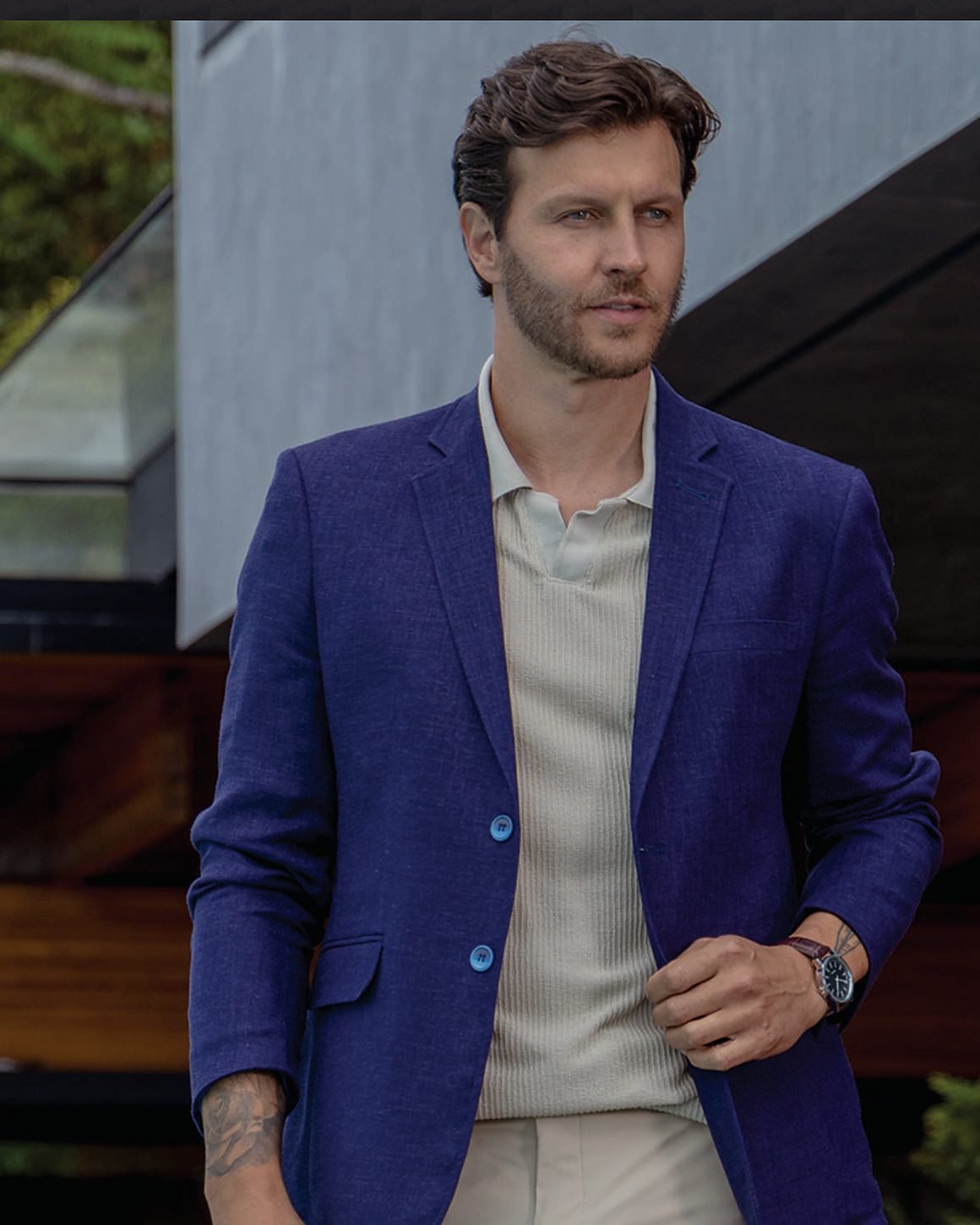 Blazer azul royal trespassado em ambiente externo