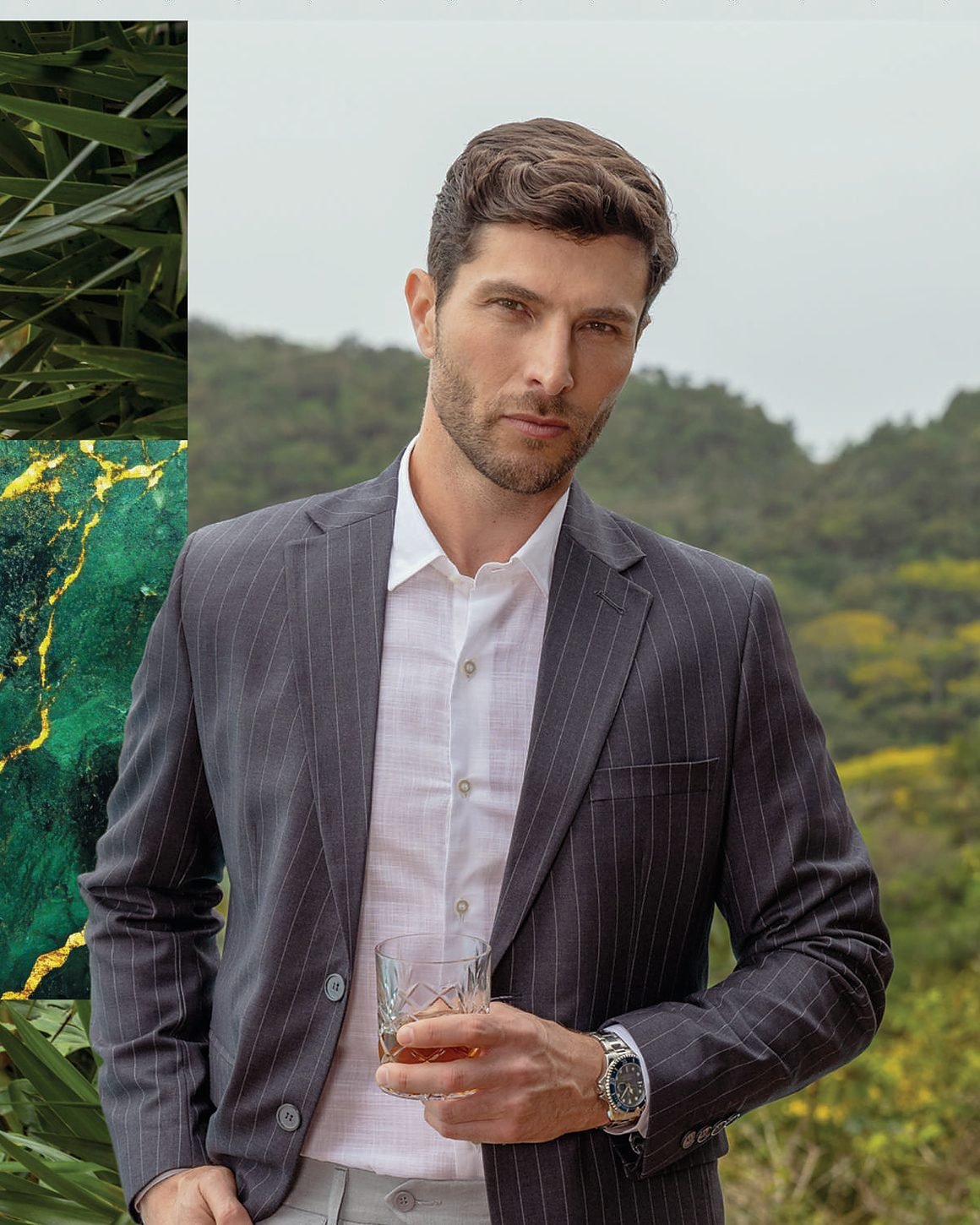 Blazer cinza risca de giz sobre camisa rosa clara